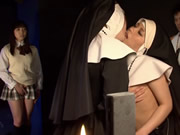兩個修女親吻互舔蜜穴
