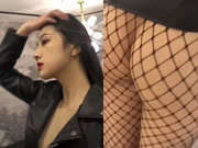 正妹化妝無意中露出奶子